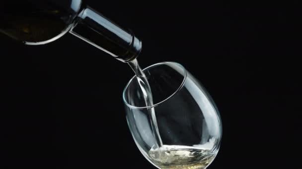 Verser le vin de la bouteille. Vin blanc en verre — Video