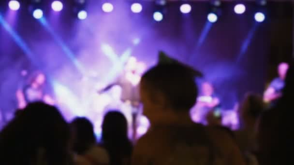 Silhouettes floues de danseurs au concert — Video