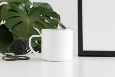 Enamel 'in çalışma alanı aksesuarları ve bir canavar bitkisi olan kupası..