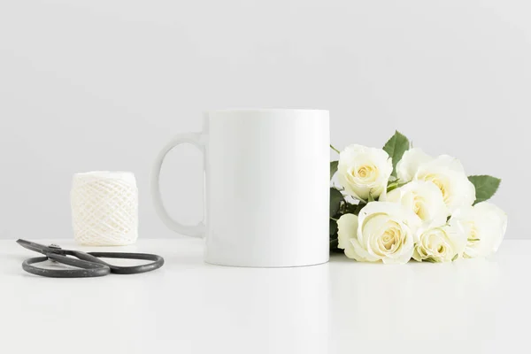 Mockup Caneca Com Buquê Rosas Acessórios Espaço Trabalho Uma Mesa — Fotografia de Stock