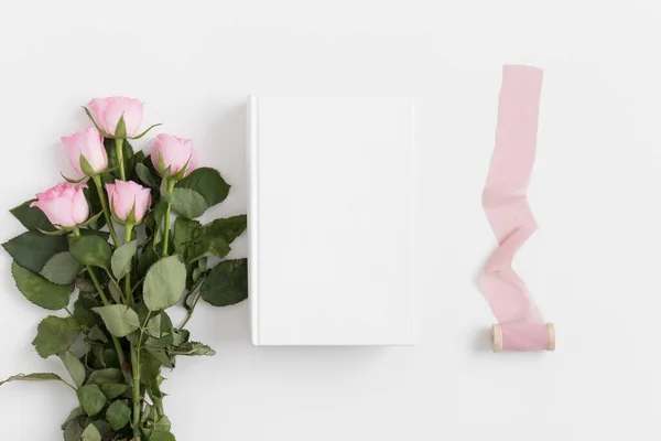 Modèle Livre Blanc Avec Bouquet Roses Ruban Soie Sur Une — Photo