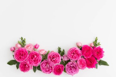 Beyaz bir masada pembe güller. Boş kopya alanı ile düz yatıyordu.