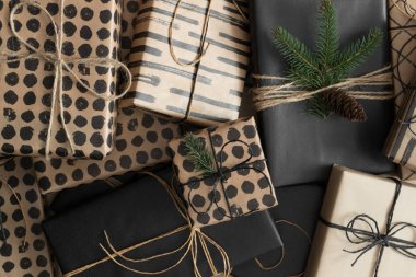 Çam kozalakları ve yapraklarla çok renkli Noel hediyeleri.