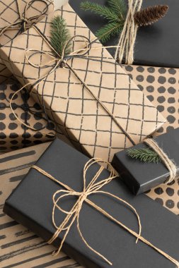 Çam kozalakları ve yapraklarla çok renkli Noel hediyeleri.