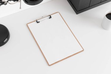 Tahta pano, çalışma alanı aksesuarları beyaz bir masada..
