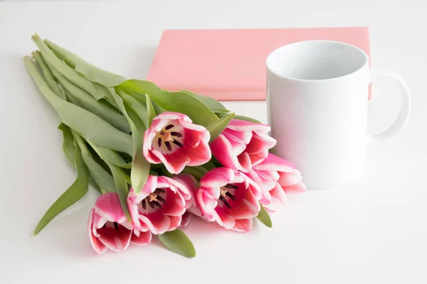 Ramo Tulipanes Rosados Taza Libro Sobre Una Mesa Blanca — Foto de Stock