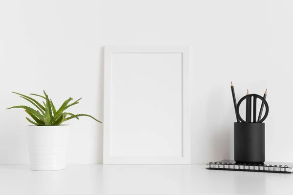 Mockup Quadro Branco Com Uma Planta Suculenta Acessórios Espaço Trabalho — Fotografia de Stock