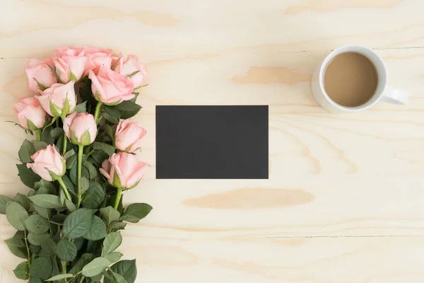 Vista Dall Alto Modello Carta Nera Con Mazzo Rose Rosa — Foto Stock