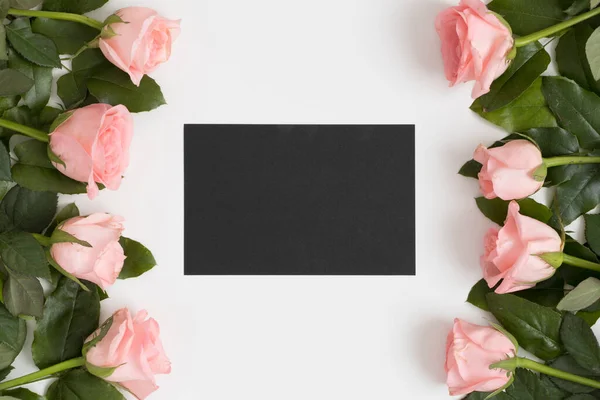 Vista Dall Alto Modello Carta Nera Con Rose Rosa Tavolo — Foto Stock