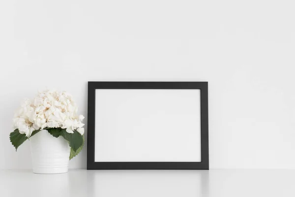 Marco Negro Maqueta Con Una Hortensia Una Olla Una Mesa — Foto de Stock