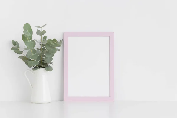 Mockup Quadro Rosa Com Buquê Eucalipto Vaso Uma Mesa Branca — Fotografia de Stock