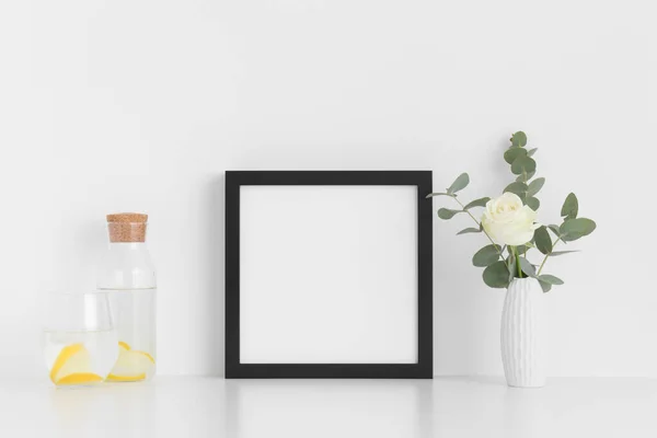 Marco Cuadrado Negro Maqueta Con Una Rosa Eucalipto Jarrón Vidrio — Foto de Stock