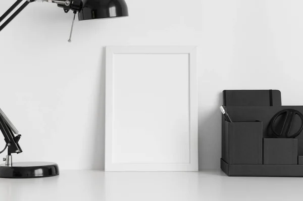 Fehér Keret Mockup Egy Lámpa Munkaterület Tartozékok Egy Fehér Asztalon — Stock Fotó