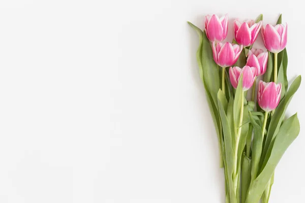 Vista Superior Del Ramo Tulipanes Rosados Sobre Una Mesa Blanca — Foto de Stock