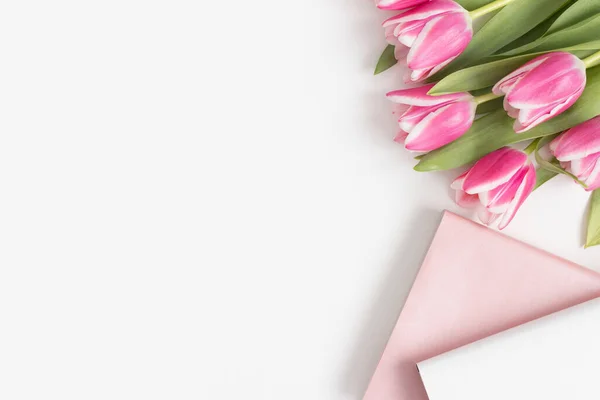 Ramo Tulipanes Rosados Libros Sobre Una Mesa Blanca Piso Con — Foto de Stock