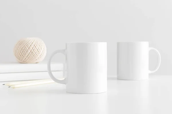 Taza Maqueta Con Accesorios Espacio Trabajo Una Mesa Blanca — Foto de Stock