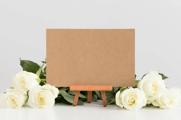 Mockup Carta Artigianale Con Rose Tavolo Bianco — Foto Stock