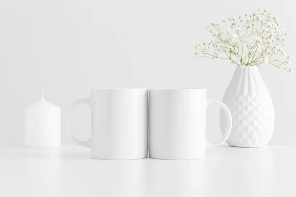 Dos Tazas Maqueta Con Una Vela Una Gypsophila Una Mesa — Foto de Stock