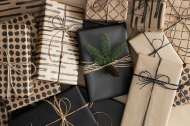 Çam kozalakları ve yapraklarla çok renkli Noel hediyeleri.