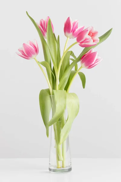 Ramo Tulipanes Rosados Jarrón Vidrio Sobre Una Mesa Blanca — Foto de Stock