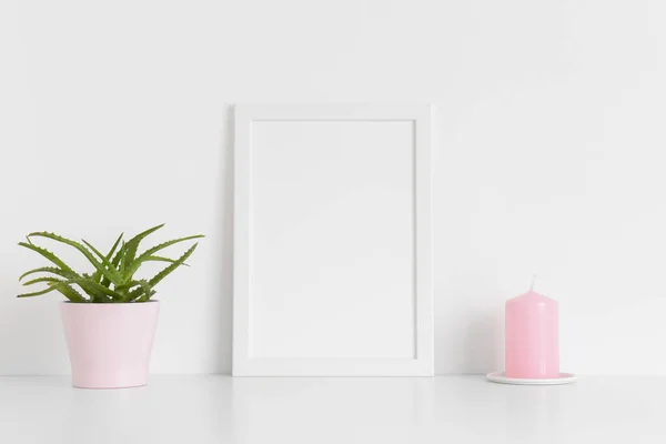 Marco Blanco Maqueta Con Una Planta Suculenta Una Vela Sobre — Foto de Stock