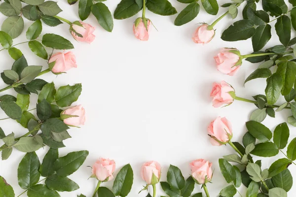 Rosas Rosadas Una Mesa Blanca Piso Con Espacio Copia Blanco — Foto de Stock