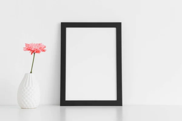 Mockup Quadro Preto Com Crisântemo Vaso Uma Mesa Branca Orientação — Fotografia de Stock