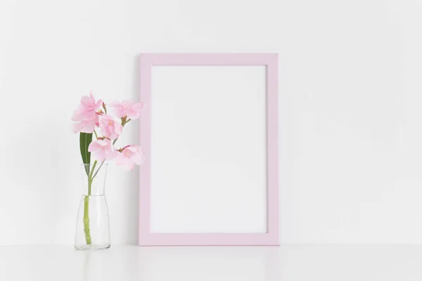 Макет Розовой Рамке Розовым Петухом Стеклянной Вазе Белом Столе — стоковое фото