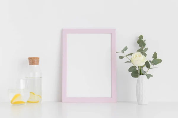 Mockup Quadro Rosa Com Uma Rosa Eucalipto Vaso Vidro Uma — Fotografia de Stock