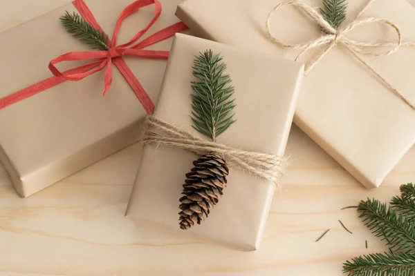 Vários Presentes Natal Com Cones Pinheiro Folhas Uma Mesa Madeira — Fotografia de Stock