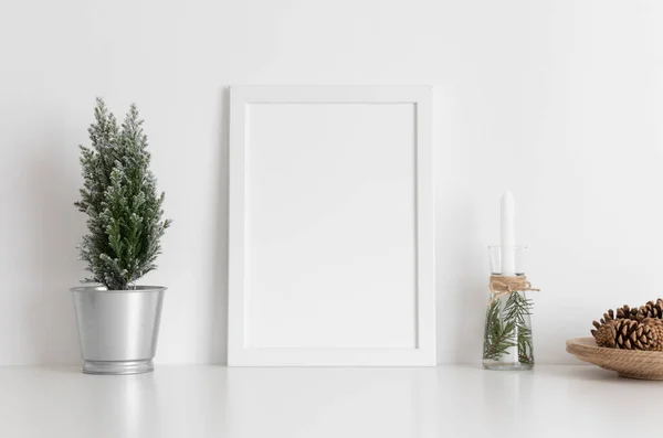 Fehér Keret Mockup Ciprusfával Gyertyákkal Fenyőtobozokkal Egy Fehér Asztalon Karácsonyi — Stock Fotó