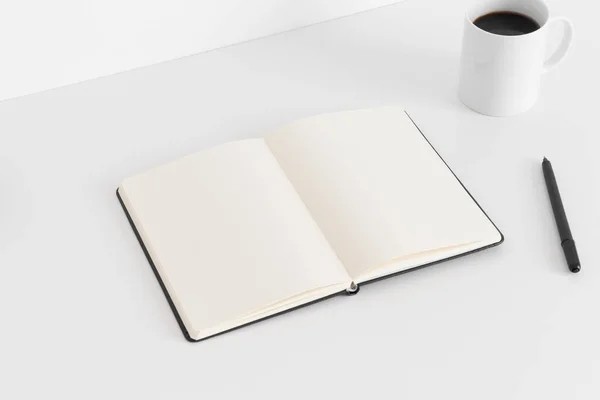 Cuaderno Abierto Con Una Taza Café Bolígrafo Sobre Una Mesa — Foto de Stock