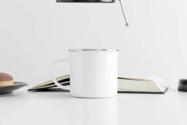 Taza Esmalte Maqueta Con Donut Libro Una Lámpara Una Mesa —  Fotos de Stock