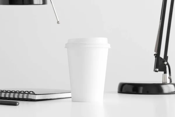 Kávé Papír Csésze Mockup Egy Lámpa Notebook Egy Toll Fehér — Stock Fotó