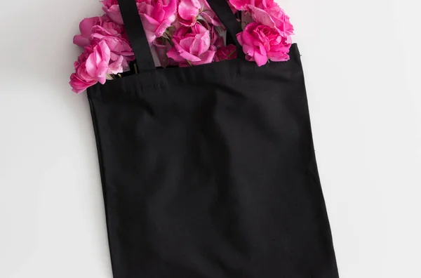 Sac Cabas Noir Maquette Avec Bouquet Roses Sur Une Table — Photo