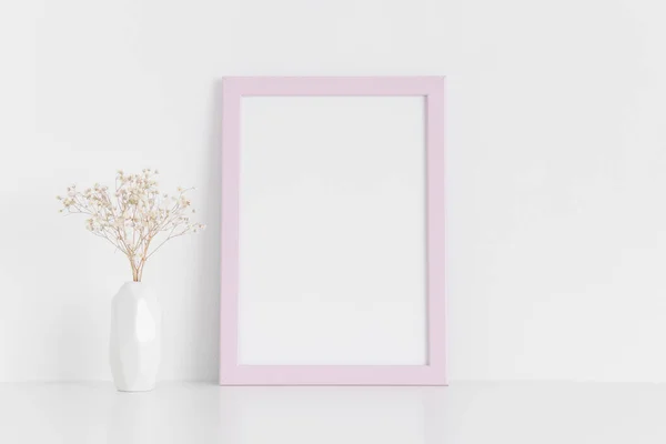 Modèle Cadre Rose Avec Une Gypsophile Dans Vase Sur Une — Photo