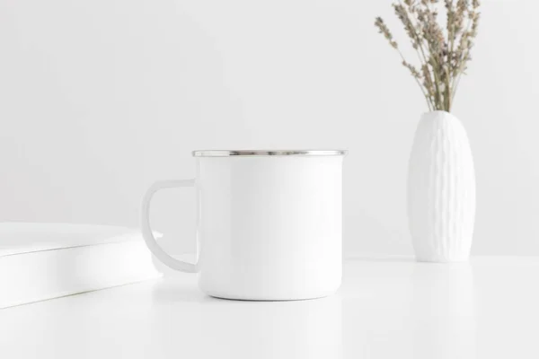 Mockup Caneca Esmalte Com Uma Lavanda Vaso Livro Uma Mesa — Fotografia de Stock