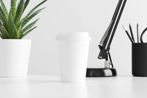 Kávé Papír Csésze Mockup Egy Kaktusz Egy Edényben Lámpa Munkaterület — Stock Fotó
