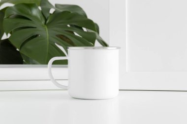 Enamel 'in çalışma alanı aksesuarları ve bir canavar bitkisi olan kupası..