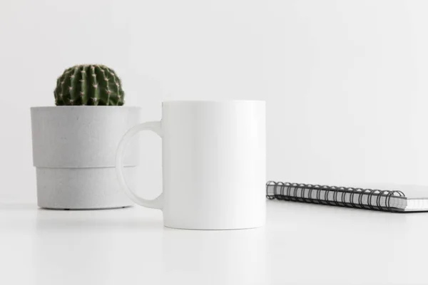 Mok Mockup Met Een Notebook Een Cactus Een Pot Witte — Stockfoto