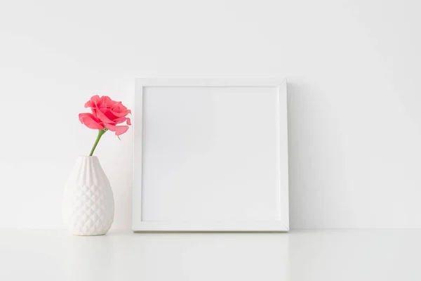Λευκό Τετράγωνο Πλαίσιο Mockup Ροζ Τριαντάφυλλο Ένα Βάζο — Φωτογραφία Αρχείου