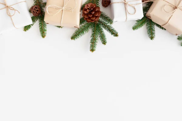 Karácsonyi Ajándékok Fenyőtobozokkal Levelekkel Egy Fehér Asztalon Lapos Feküdt Üres — Stock Fotó