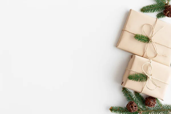 Presentes Natal Com Folhas Pinheiro Cordel Uma Mesa Branca Flat — Fotografia de Stock