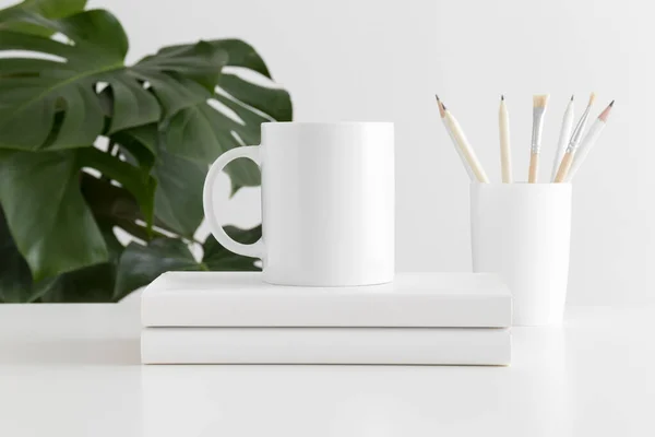 Taza Maqueta Con Accesorios Espacio Trabajo Una Planta Monstera — Foto de Stock