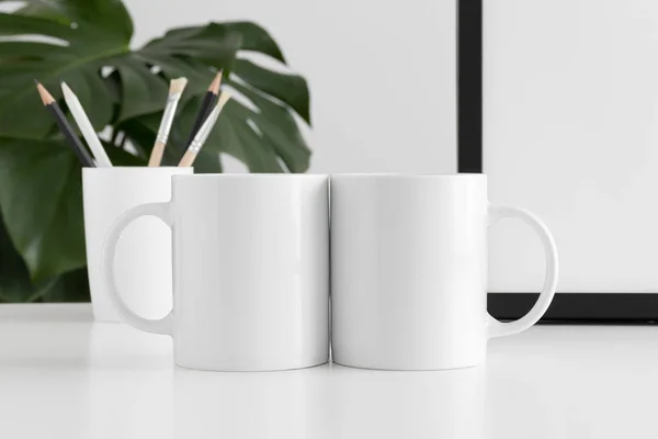 Deux Modèles Tasses Avec Des Accessoires Espace Travail Une Usine — Photo