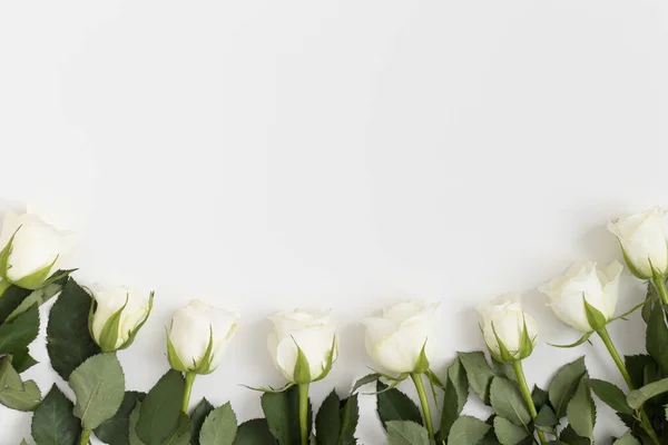 Rosas Una Mesa Blanca Piso Con Espacio Copia Blanco — Foto de Stock