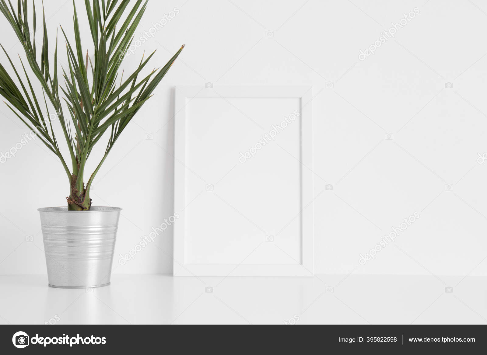 Download Mockup Bingkai Putih Dengan Telapak Tangan Dalam Panci Pada Taplak Stok Foto C Snoflinga 395822598 PSD Mockup Templates