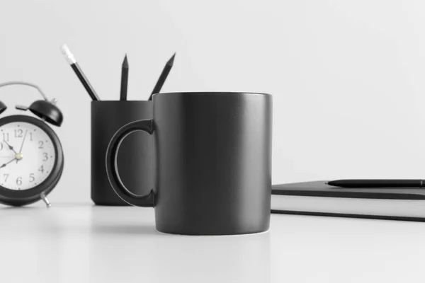 Modèle Tasse Noire Avec Accessoires Espace Travail Sur Une Table — Photo