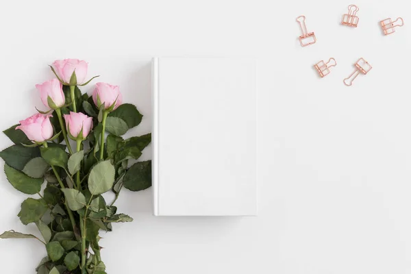 Libro Blanco Maqueta Con Ramo Rosas Rosadas Accesorios Espacio Trabajo —  Fotos de Stock