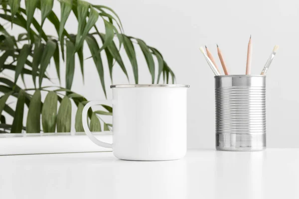 Taza Esmalte Maqueta Con Accesorios Espacio Trabajo Una Mesa Blanca — Foto de Stock